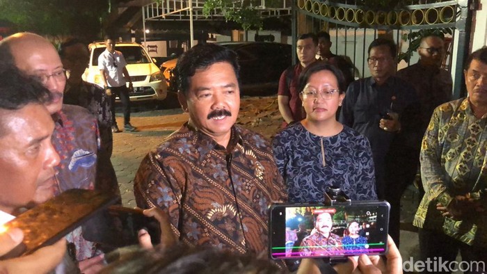 Menko Polhukam Hadi Tjahjanto usai bertemu dengan Sri Sultan Hamengku Buwono X dk Keraton Kilen, Jumat (23/2).
