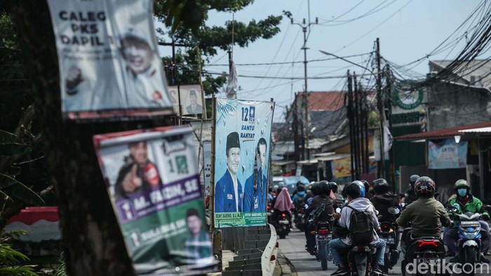 Pemilu 2024 sudah selesai. Namun spanduk para caleg masih bertebaran di Depok.