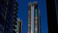 Melansir dari ABC 7, gedung yang menjadi target grafiti ini bernama Oceanwide Plaza yang terdiri dari 27 lantai. Gedung Oceanwide Plaza cukup mencolok karena terletak di dekat Crypto.com Arena dan L.A. Live.  