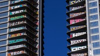 Mereka masuk tanpa izin dengan cara memanjat dan berpegangan dengan pegangan balkon. Setelah berhasil menangkap 2 hari pada hari Minggu, Petugas LAPD kembali menangkap 4 orang yang kembali masuk ke gedung Oceanwide Plaza pada Selasa (6/2/2024).  