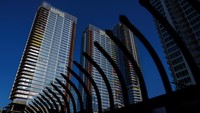 Semula Oceanwide Plaza hendak dijadikan tempat tinggal mewah di LA dengan biaya pembangunan mencapai US$ 1 miliar atau setara dengan Rp 15 triliun. Namun sejak 2019 gedung ini sudah ditinggalkan oleh penghuninya karena pengembangnya yang berasal dari Cina mengalami bangkrut. Pekerjaan konstruksi di Oceanwide Plaza resmi dihentikan pada Oktober 2020.  