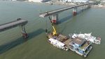 Penampakan Jembatan di China Terbelah Usai Ditabrak Kapal Tongkang