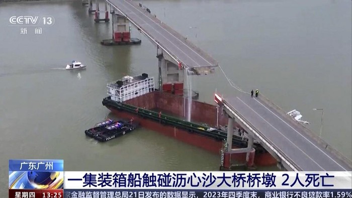 Penampakan Jembatan di China Terputus Usai Ditabrak Kapal Tongkang In this image from video released by China's CCTV, people inspect the broken Lixinsha Bridge after being hit by a container ship in Nansha District of Guangzhou, south China's Guangdong Province, Thursday, Feb. 22, 2024. Few people are dead and missing after the massive container ship crashed into the bridge south of the city of Guangzhou in southern China early Thursday, causing a section of the bridge to come crashing down along with vehicles. (CCTV via AP)