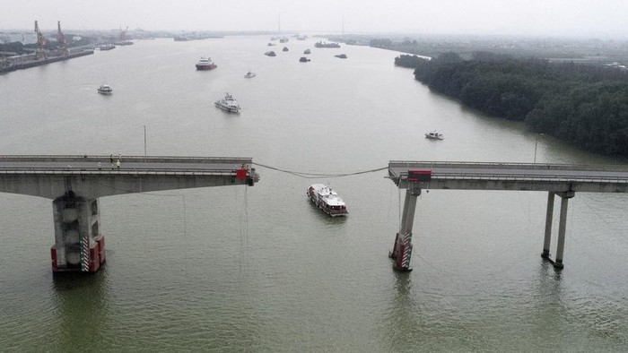 In this photo released by Xinhua News Agency, ships sail near broken Lixinsha Bridge in Nansha District of Guangzhou, south China's Guangdong Province, Thursday, Feb. 22, 2024. Few people are dead and missing after a massive container ship crashed into the bridge south of the city of Guangzhou in southern China early Thursday, causing a section of the bridge to come crashing down along with vehicles. (Lu Hanxin/Xinhua via AP)