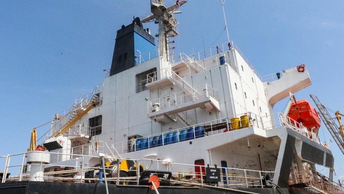 Penampakan Kapal Kargo AS Lolos dari Serangan Maut Houthi di Laut Merah Greek-flagged bulk cargo vessel Sea Champion is docked to the port of Aden, Yemen to which it arrived after being attacked in the Red Sea in what appears to have been a mistaken missile strike by Houthi militia, February 21, 2024. REUTERS/Fawaz Salman