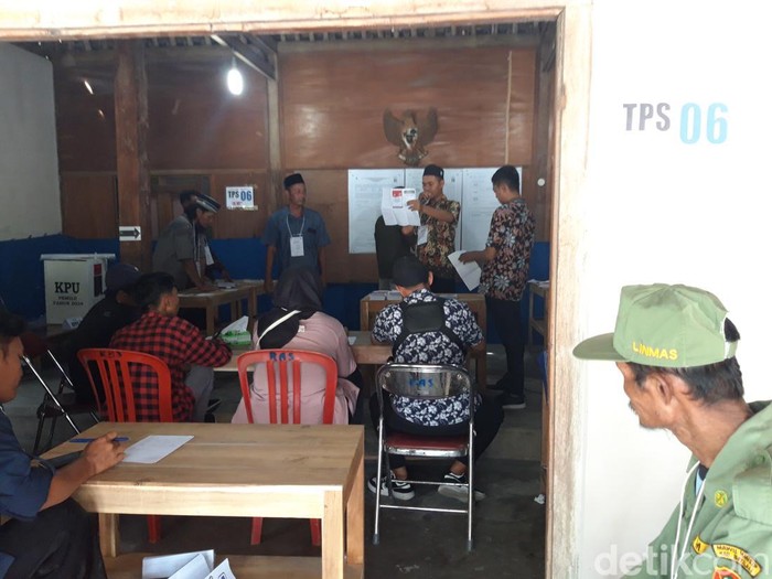Penghitungan suara PSU Pemilu 2024 di TPS 6 Desa Kadireso, Kecamatan Teras, Kabupaten Boyolali, Jumat (23/2/2024).