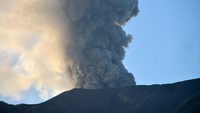 Gunung Marapi mengeluarkan abu vulkanik terlihat dari Jorong Batang Silasiah, Nagari Bukik Batabuah, Agam, Sumatera Barat, Jumat (23/2/2024).