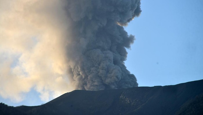 Peningkatan aktivitas Gunung Marapi Pelajar berangkat ke sekolah saat Gunung Marapi mengeluarkan abu vulkanik terlihat dari Jorong Batang Silasiah, Nagari Bukik Batabuah, Agam, Sumatera Barat, Jumat (23/2/2024). Pos Pengamatan Gunung Api (PGA) Marapi di Bukittinggi mencatat sejak Senin (19/2/2024) hingga Jumat pagi aktivitas gunung yang berstatus siaga level III tersebut meningkat dengan 12 kali letusan dan 202 kali hembusan. ANTARA FOTO/Iggoy el Fitra/YU
