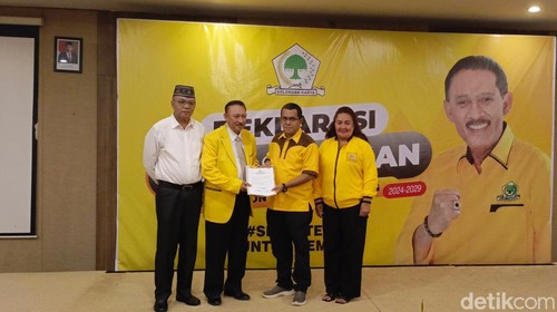 Penyerahan SK penunjukan Jonas Salean sebagai Cawalkot Kupang dari Partai Golkar NTT. (Simon Selly/detikBali)