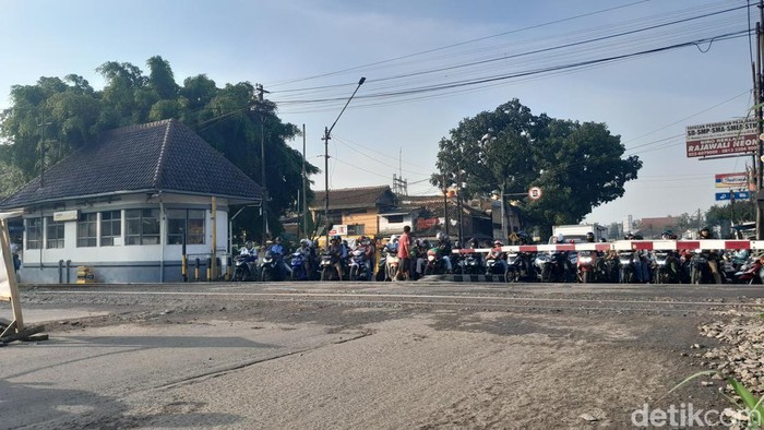Perlintasan kereta Jalan Garuda, Kota Bandung.
