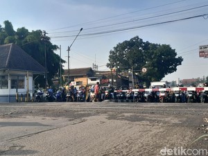 Sulitnya Cegah Pengendara Terobos Perlintasan Kereta Jalan Garuda