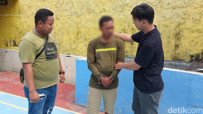 Petugas kepolisian saat mengamankan pelaku penjambretan