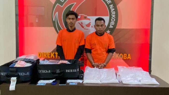 Petugas menangkap dua pria hendak selundupkan sabu ke Palu di Bandara Kualanamu. (Foto: dok Polda Sumut).