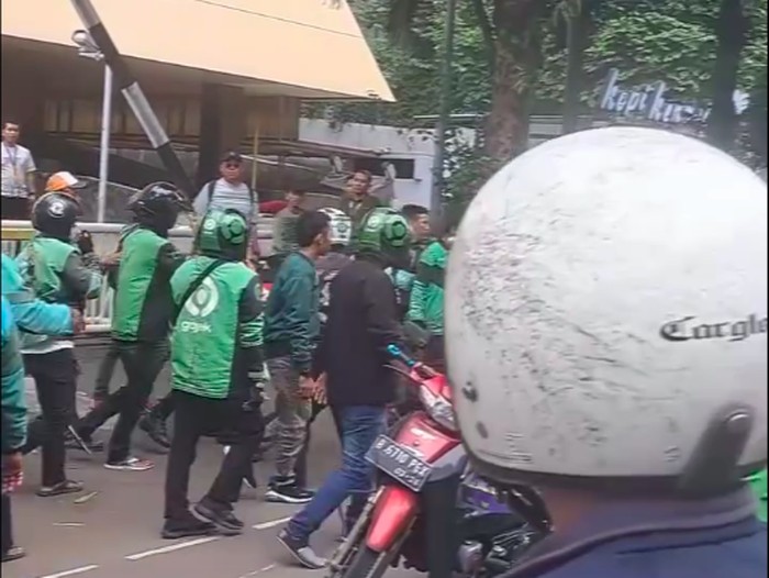 Petugas sekuriti LRT Jabodebek terlibat keributan dengan pengemudi ojek online (ojol) di Kuningan, Jakarta Selatan (Jaksel). (Tangkapan layar video viral)