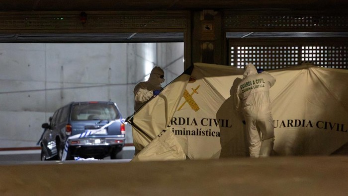 Pilot Rusia Membelot ke Ukraina Ditemukan Tewas di Spanyol Spanish Civil Guard officers investigate the garage where the body of Russian pilot Maxim Kuzminov was found after he was shot dead, in Villajoyosa, Spain, February 13, 2024. Rafa Arjones/Informacion.es via REUTERS THIS IMAGE HAS BEEN SUPPLIED BY A THIRD PARTY NO THIRD PARTY SALES. NOT FOR USE BY REUTERS THIRD PARTY DISTRIBUTORS