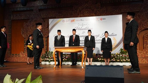 Pj Gubernur Bali Sang Made Mahendra Jaya saat melantik empat pejabat pimpinan pratama tinggi tingkat Provinsi Bali di Gedung Kertha Sabha, Denpasar, Kamis (22/2/2024). (Foto: Humas Pemprov Bali)