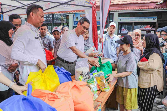 Pj Gubernur DKI Heru Budi bagikan sembako murah. (Dok Pemprov DKI Jakarta)