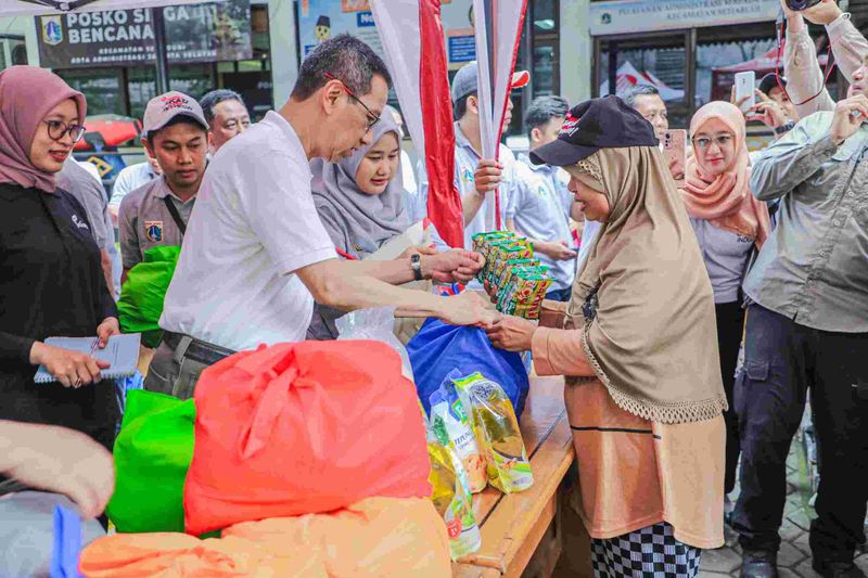 Pj Gubernur DKI Heru Budi bagikan sembako murah. (Dok Pemprov DKI Jakarta)