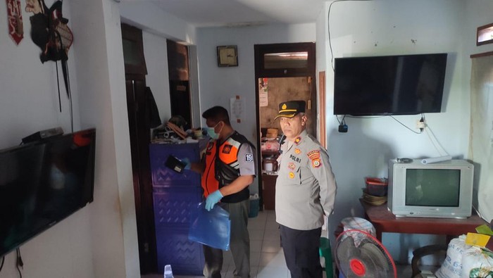 Polisi melakukan olah TKP pencurian di Temon, Kulon Progo.