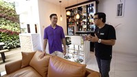 Di channel YouTube Taulany TV, Andre Taulany mengulik isi rumah Denny Sumargo. Ia pun menunjukkan area mini bar yang ada di rumahnya. Foto: YouTube Taulany TV