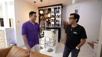 Tampak pria 42 tahun ini mengoleksi botol minuman alkohol. Koleksinya pun dipajang di lemari sehingga juga dapat menjadi hiasan yang menarik mata. Foto: YouTube Taulany TV
