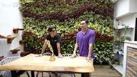 Pria asal Makassar ini mengatakan awalnya ngobrol santai di meja makan bersama temannya lalu tertarik membuat podcast. Ia pun mewujudkan hal itu. Foto: YouTube Taulany TV