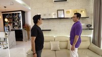 Denny Sumargo merupakan aktor dan atlet basket yang kini sukses jadi YouTuber. Melalui channel CURHAT BANG Denny Sumargo, ia menampilkan beragam podcast menarik. Foto: YouTube Taulany TV