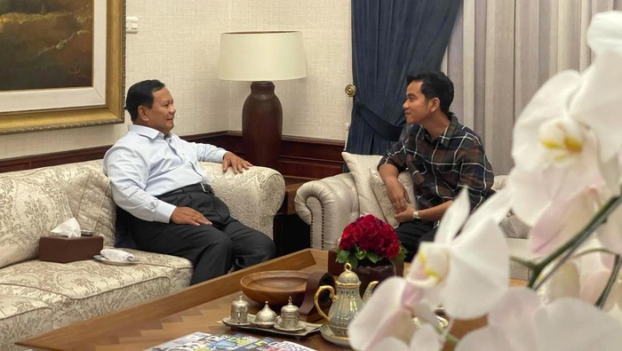 Capres nomor urut 2 Prabowo Subianto bertemu cawapresnya Gibran Rakabuming Raka, di kediaman Prabowo, Jalan Kertenagara, Kebayoran Baru, Jakarta Selatan, Jumat (23/2/2024).. Keduanya membahas langkah ke depan usai pencoblosan Pilpres 2024.