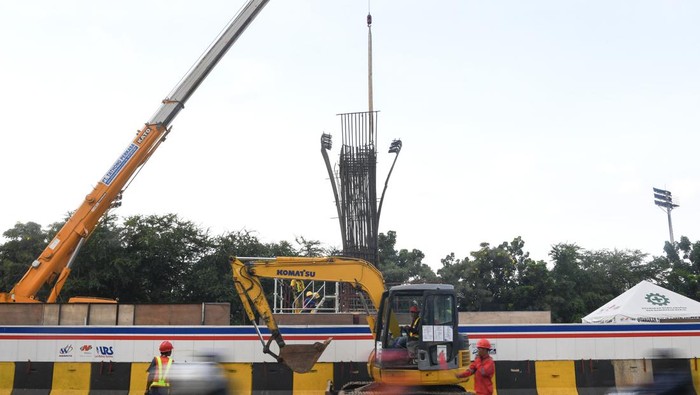 Progres pembangunan LRT Jakarta fase 1 B Pekerja menyelesaikan proyek pembangunan jalur kereta ringan atau Light Rail Transit (LRT) Jakarta fase 1B rute Velodrome-Manggarai di Rawamangun, Jakarta, Kamis (22/2/2024). Menurut PT Jakarta Propertindo (JakPro) proyek LRT rute Velodrome – Manggarai mengalami deviasi positif sebesar 0,177 persen dari yang ditargetkan hingga Minggu kedua bulan Februari 2024. ANTARA FOTO/M Risyal Hidayat/nym.