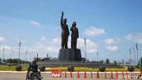 Beberapa bangunan telah berdiri kokok, seperti halte, patung naga serta patung Soekarno-Hatta. 