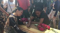 Warga menangis di samping peti mati saat pemakaman seorang penambang yang meninggal ketika sebuah tambang emas ilegal runtuh di La Paragua, Bolivar, Venezuela, 22 Februari 2024.