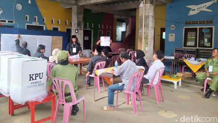 Proses penghitungan PSU di TPS 15 Sumurarum Grabag Kabupaten Magelang, Jumat (23/2/2024).