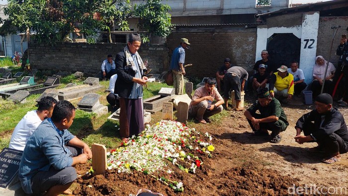 Prosesi pemakaman Linmas TPS di Cimahi yang Meninggal.