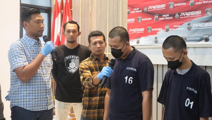 Pelaku prostitusi anak saat dihadirkan dalam jumpa pers di Polres Grobogan.