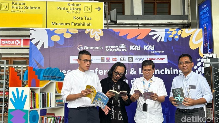 Rak Buku di KRL