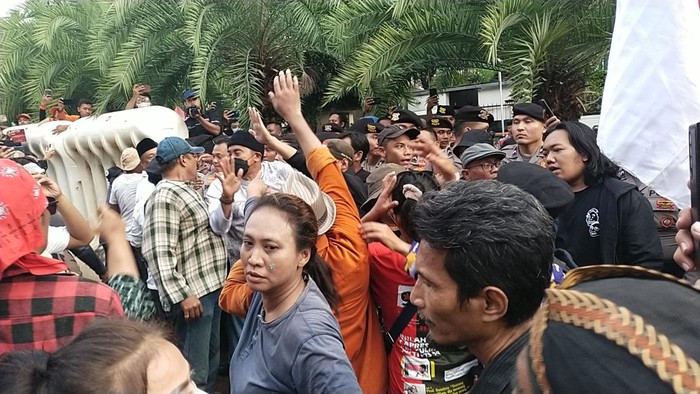 Aksi unjuk rasa di depan gedung KPU, Jakarta Pusat, Jumat (23/2/2024), berlangsung ricuh. Massa pendemo memaksa masuk ke gedung KPU.