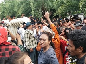 Ricuh, Massa Pendemo Depan Gedung KPU Terobos Barikade Polisi