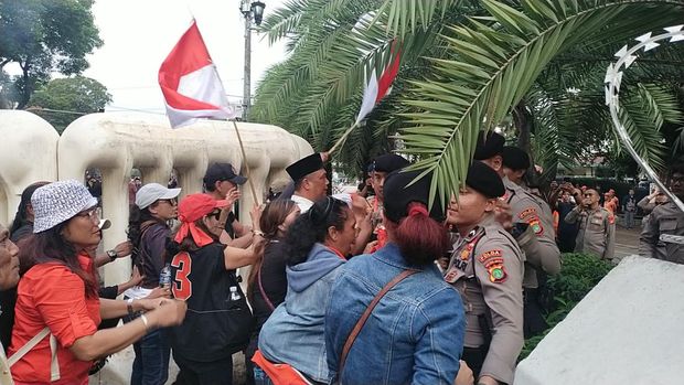 Aksi unjuk rasa di depan gedung KPU, Jakarta Pusat, Jumat (23/2/2024), berlangsung ricuh. Massa pendemo memaksa masuk ke gedung KPU.