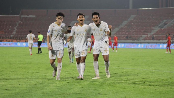 Riski Afrisal (tengah) ketika merayakan gol ke gawang Persija Jakarta