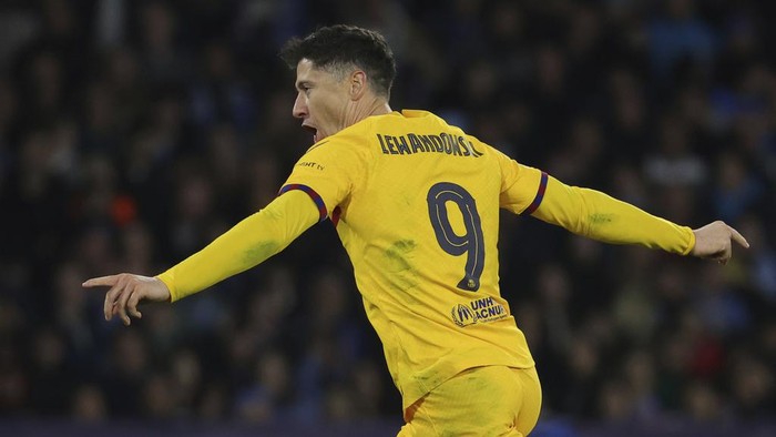 Barcelonas Robert Lewandowski celebrates after scoring his sides first goal of the game during the Champions League round of 16 first leg soccer match between Napoli and Barcelona at the Diego Armando Maradona Stadium in Naples, Italy, Wednesday, Feb. 21, 2024. (Alessandro Garofalo/LaPresse via AP)