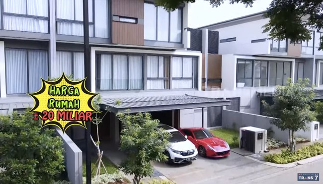 Usaha pasangan suami-istri Indah Carolina dan Haris Chandra tiada mengkhianati hasil. Tekun menjalani bisnisnya, mereka merasakan hasil berupa sebuah rumah mewah di kawasan Tangerang. (Foto: YouTube/Trans7 Official)