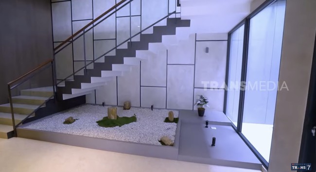 Arsitektur rumah mereka bergaya minimalis modern. Sentuhan estetika Jepang yang zen memberi warna tersendiri. (Foto: YouTube/Trans7 Official)