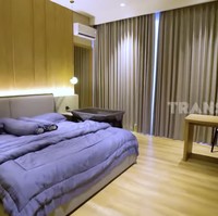 Beginilah penampakan kamar tidur mereka. Material kayu yang mendominasi menciptakan atmosfer yang hangat. (Foto: YouTube/Trans7 Official)
