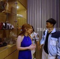 Kamar langsung terakses dengan walk-in closet di mana Indah menyimpan koleksi tas mewahnya. (Foto: YouTube/Trans7 Official)