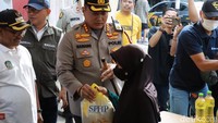 Kapolres Banyuwangi AKBP Nanang Haryono didampingi Wakil Bupati Banyuwangi Sugirah memantau operasi pasar.
