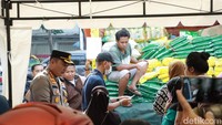 Nanang bersama jajaran Polresta Banyuwangi terus melakukan pemantauan terhadap distribusi beras dan ketersediaan di lapangan. Hingga Jumat siang pihaknya tidak menemukan adanya penyimpangan distribusi.