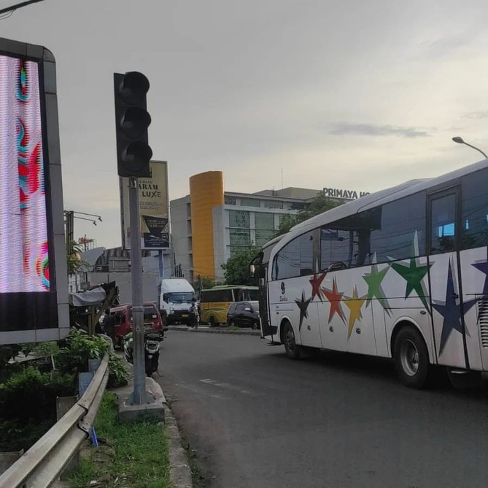 Sejumlah lampu lalu lintas (lalin) atau traffic light di simpang Tol Bekasi Timur sempat padam. Ternyata, jaringan kabel lampu lalin tersebut dipotong orang tak dikenal (OTK). (IG @dishubbekasikota)