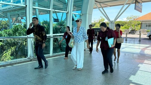 Seorang warga asal Australia berinsial TAW (54) dideportasi dari Bali kembali ke negaranya, Senin (21/2/2024). (Istimewa)