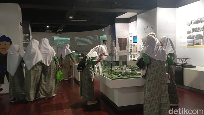 Siswi SMP Binaul Ummah, Kuningan melihat koleksi museum Gedung Sate.
