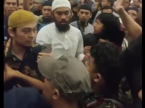 Situasi sempat ricuh saat massa GP Ansor membubarkan pengajian Ustaz Riza Syafiq Hasan Basalamah di Masjid Assalam Purimas, Surabaya.